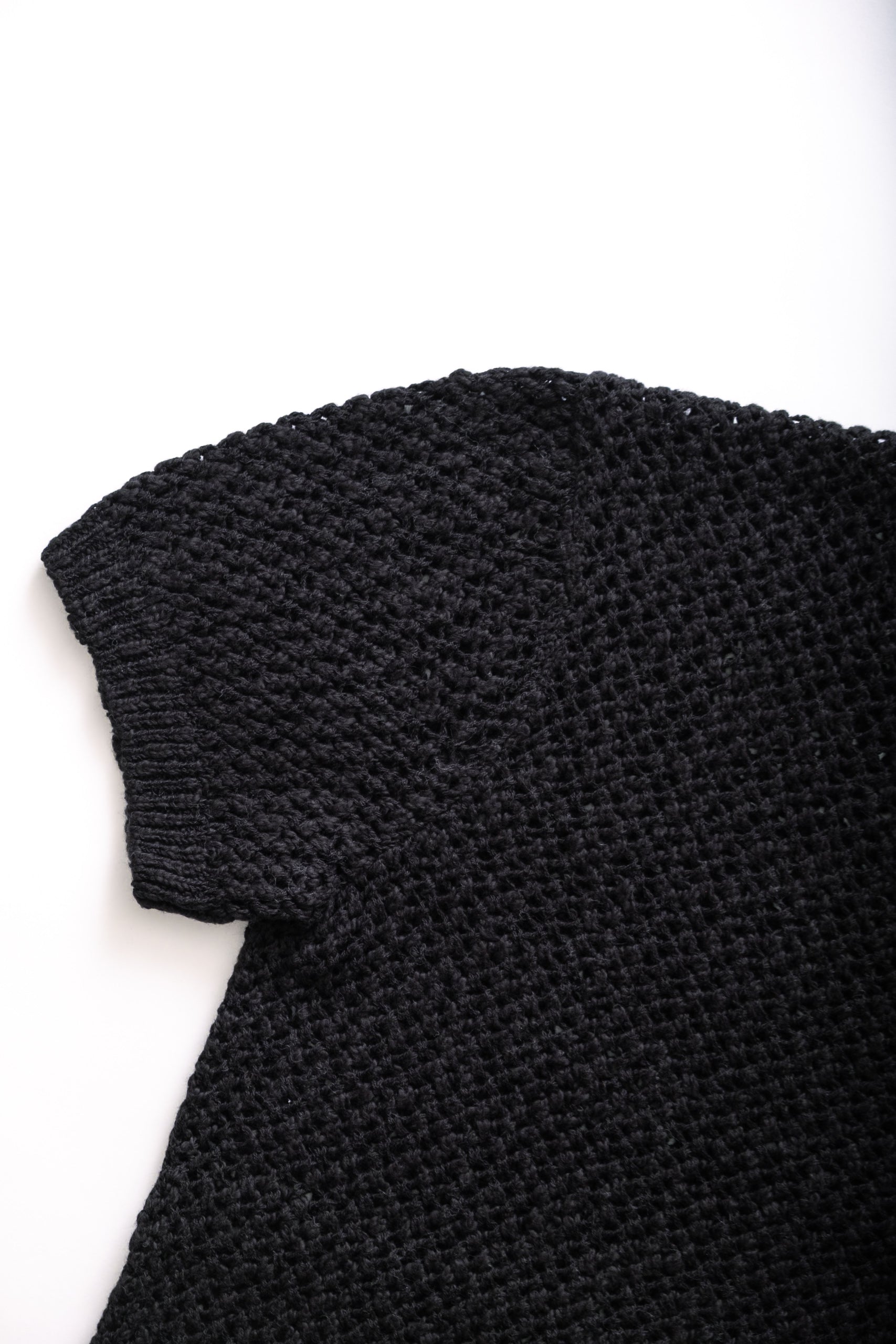 KNIT T - BLACK MESH