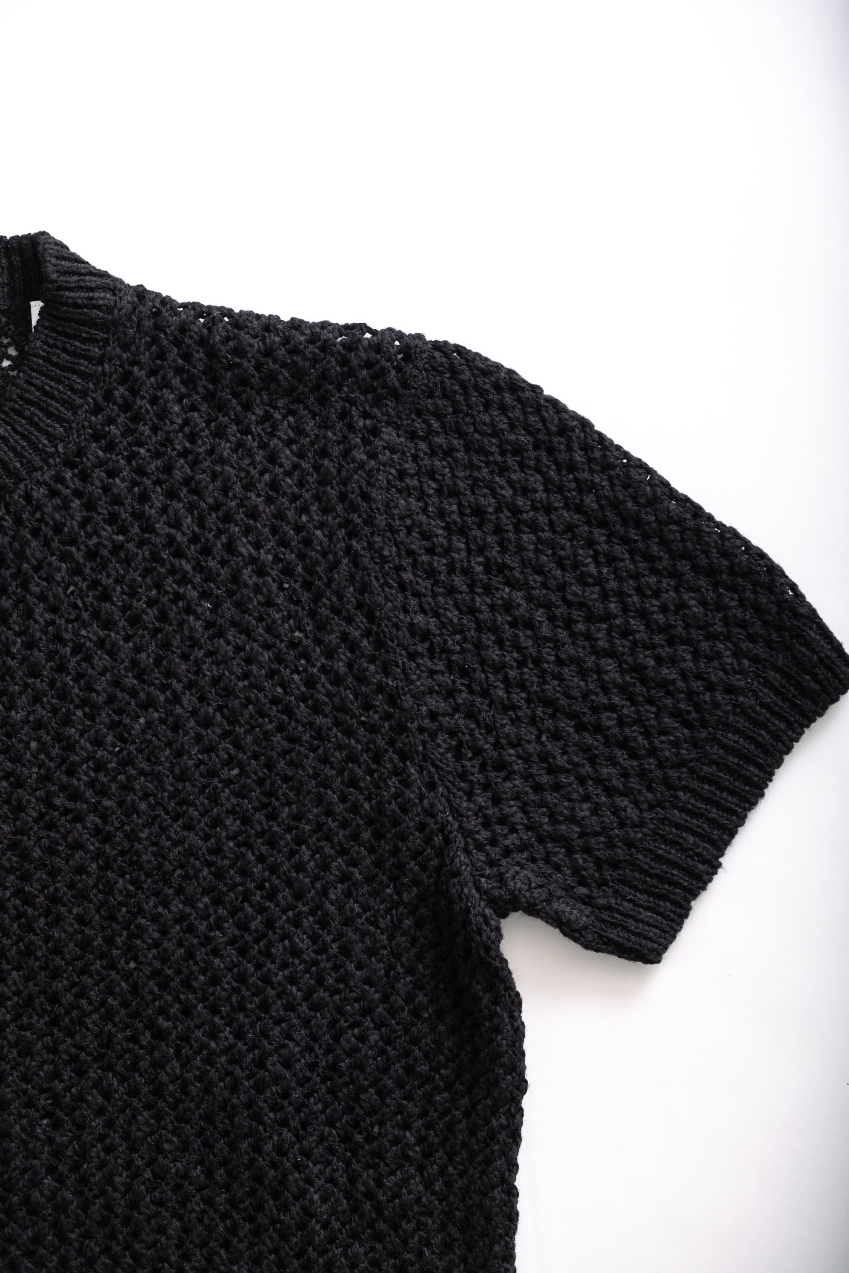 KNIT T - BLACK MESH